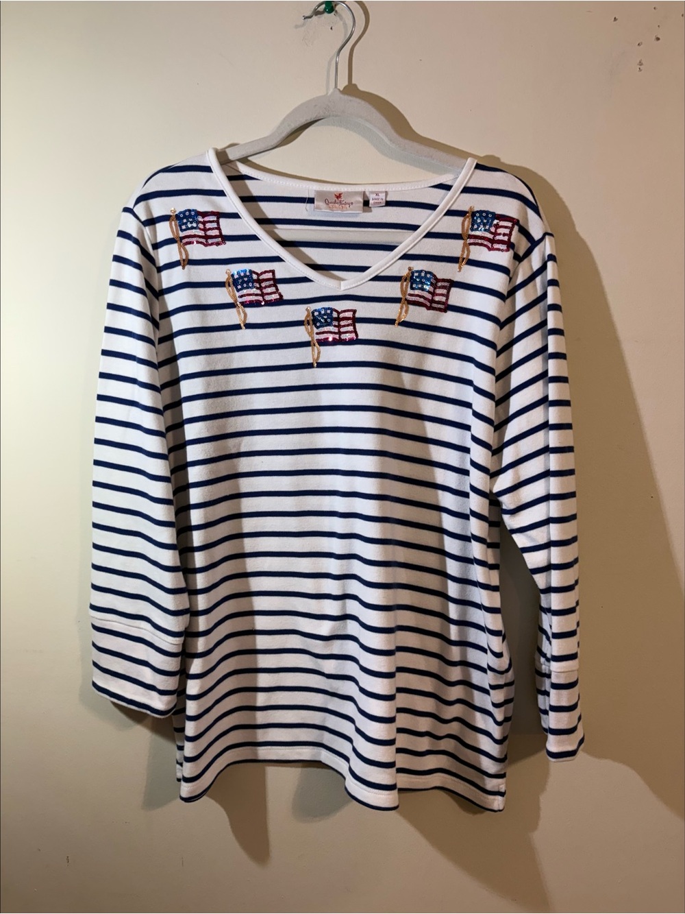 Quacker Factory top women’s XL V-Neck navy white Embroidered American Flag shirt